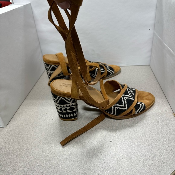 Bettye shoes heels at that. Strap up the leg. Bin#2 - Picture 3 of 4